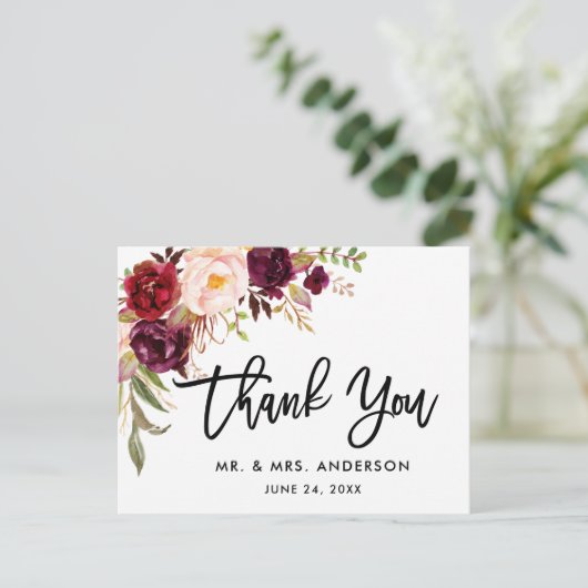 Carte Postale Remerciement de mariage Floral Burgundy Script Bru (Debout devant)