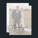 Carte Postale Remerciement de mariage moderne photo écriture rus<br><div class="desc">Carte de remerciement de mariage moderne avec une conception simple avec "merci" dans une typographie manuscrite de style rustique ainsi que vos noms et date de mariage sur votre photo préférée avec un sur-ombrage opaque. Cette carte de remerciement élégante avec une mise en page minimaliste est idéale pour tout style...</div>