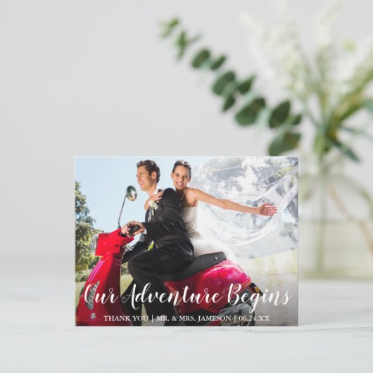 Carte Postale Remerciements d'aventure de mariage de la mariée e (Debout devant)