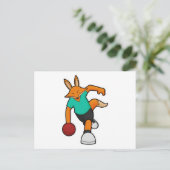Carte Postale Renard au bowling avec boule de bowling (Debout devant)