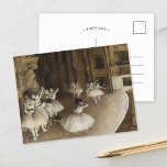 Carte Postale Répétition de ballet sur scène | Edgar Degas<br><div class="desc">Répétition de ballet sur scène (1874) | La répétition de ballet sur scène d’Edgar Degas capture un moment intime en coulisses où des danseurs de ballet se préparent à une représentation. La composition comprend des danseurs qui s'étirent, qui s'exercent à poser et qui s'engagent dans une conversation décontractée, dans un...</div>