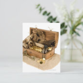 Carte Postale Réplique ouverte du coffre au trésor sur le sable (Debout devant)