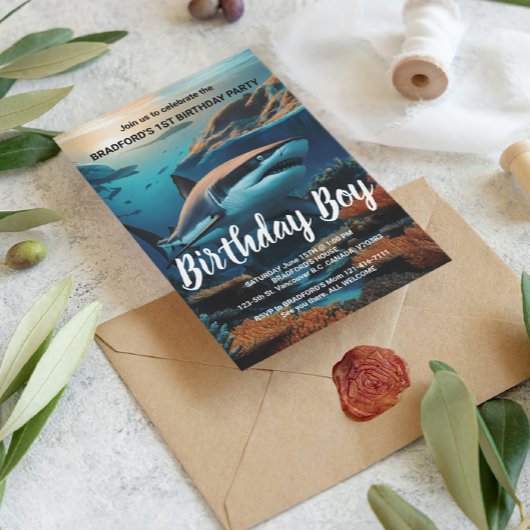 Carte Postale Requin majestueux glissant à travers les profondeu