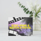 CARTE POSTALE RESTEZ À LA MAISON ET REGARDEZ UN FILM (Debout devant)