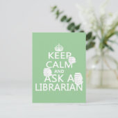 Carte Postale Restez calme et demandez à un bibliothécaire (Debout devant)