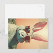 Carte Postale Retro Chillaxage de lapin de Pâques dans l'herbe (Devant / Derrière)