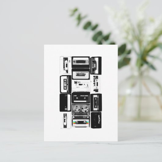 Carte Postale Rétro. groupe de cassettes audio b&w (Debout devant)