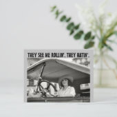 Carte Postale retro WOMAN IN classic CAR FUNNY Postcard (Debout devant)