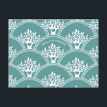 Carte Postale Réunion d'arbre familial moderne<br><div class="desc">Il est temps de commencer à organiser une réunion de famille. Merveilleux motif d'arbre de famille moderne avec votre nom de famille. L'invitation idéal pour un pique-nique en été ou un rassemblement familial. C'est un grand moment pour rassembler le clan et se reconnecter et célébrer votre ascendance.</div>