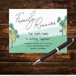 Carte Postale Réunion de l'arbre familial<br><div class="desc">Il est temps d'alerter le clan qu'il va y avoir une réunion de famille. Invitation toute votre famille à un pique-nique dans le parc,  arrière-cour barbecue ou de plaisir au soleil à la plage. La typographie moderne avec les arbres familiaux et les collines.</div>