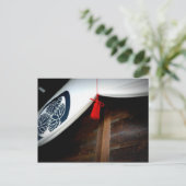 Carte Postale rideau de porte au goût rouge (Debout devant)