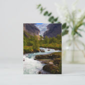 Carte Postale Rivière coulant du glacier de Briksdal (Debout devant)