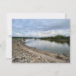 Carte Postale Rivière et pont sur le jour nuageux dire Bonjour
