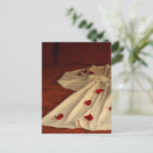 Carte Postale Robe, pétales et lit (Debout devant)