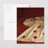 Carte Postale Robe, pétales et lit (Devant / Derrière)