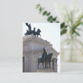 Carte Postale Rome. Le monument Vittorio Emanuele (Debout devant)