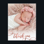 Carte Postale Rose moderne Gold Script Baby Girl Photo Merci<br><div class="desc">Elégant Moderne Chic Calligraphie Rose Gold Script Photo Nouveau-né Baby Merci Postcard. Dispose d'un beau texte "merci" dans un script de calligraphie manuscrit en faux feuille d'or rose pâle. À l'arrière,  le message personnel pré-fait. Super pour la petite fille. Facile à personnaliser avec votre photo bébé et les détails.</div>