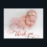 Carte Postale Rose moderne Gold Script New Baby Photo Merci<br><div class="desc">Elégant Rose de calligraphie moderne Gold Script Nouveau-né Baby Photo Merci Postcard. Dispose d'un beau texte "merci" dans une police de calligraphie manuscrite en feuille d'or rose rose FAUX. À l'arrière,  le message personnel pré-fait en noir et blanc. Facile à personnaliser avec votre photo bébé et les détails.</div>