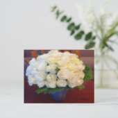 Carte Postale Roses blanches dans un vase bleu (Debout devant)