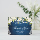 Carte Postale Roses blanches élégantes et dentelle Merci en bois (Debout devant)