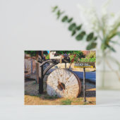 Carte Postale Roue de broyage en pierre (Debout devant)