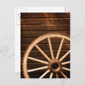 Carte Postale Roue de Wagon appuyée sur un mur en bois ancien (Devant / Derrière)