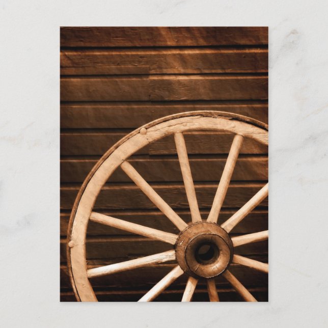 Carte Postale Roue de Wagon appuyée sur un mur en bois ancien (Devant)