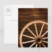 Carte Postale Roue de Wagon appuyée sur un mur en bois ancien (Devant / Derrière)