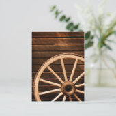 Carte Postale Roue de Wagon appuyée sur un mur en bois ancien (Debout devant)