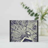 Carte Postale Roue ferrique noire et blanche (Debout devant)