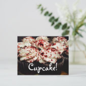 Carte postale rouge de petit gâteau de velours (Debout devant)
