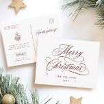 Carte Postale Rouge Joyeux Noël Script Vacances<br><div class="desc">Cette simple carte de Noël présente une élégante et romantique écriture calligraphiée en volutes avec un bouquet de baies de houx d'hiver et un texte personnalisé au verso. Pour une personnalisation plus avancée de ce design,  veuillez cliquer sur le bouton OUTIL DE DESIGN BLEU ci-dessus !</div>