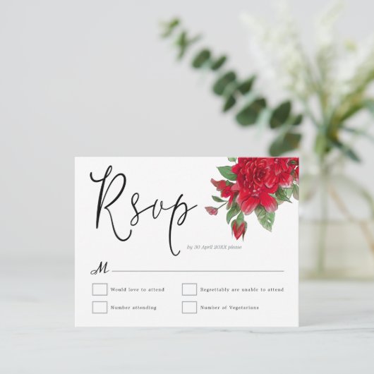 Carte Postale Rouge Roses Florales Feuille Script Mariage RSVP (Debout devant)