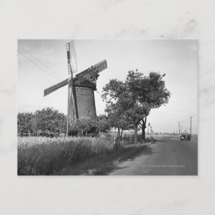 Carte Postale Route de campagne et moulin traditionnel