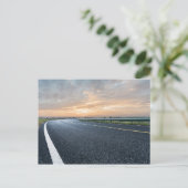 Carte Postale Route Tarmac vide contre Sunset Sky (Debout devant)