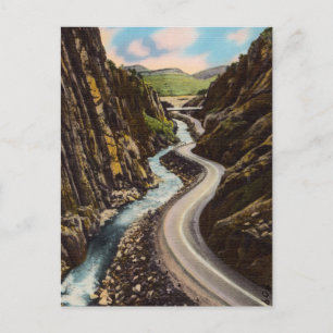 Carte Postale Route vintage et rivière à travers les montagnes