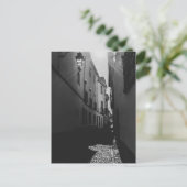 Carte Postale Rue latérale noire et blanche (Debout devant)