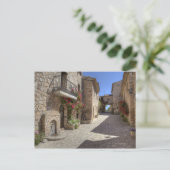 Carte Postale Rue pavée, bâtiments en pierre, historique (Debout devant)