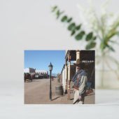 Carte Postale Rue principale, pierre tombale (Debout devant)