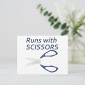 Carte Postale Runs avec scissors (Debout devant)
