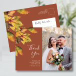 Carte Postale Rustic Autumn Foliage Mariage de automne Photo Mer<br><div class="desc">Rustique Brown Golden Yellow Autumn Foliage Mariage Photo Merci Postcard. Express combien vous êtes reconnaissants à vos amis et votre famille qui ont fait de votre mariage un spécial supplémentaire avec ce magnifique carte de remerciements photo mariage. Tous les textes sont pré-arrangés pour que vous personnalisiez facilement et rapidement avec...</div>