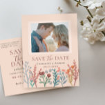 Carte Postale Rustic Boho Fleur sauvage Wedding Save the Date Ph<br><div class="desc">Ce mariage élégant, beau et moderne sauvez la date présente des illustrations fleurs sauvages fantaisistes, avec espace pour vous d'ajouter une photo du couple engagé. La palette neutre de ce design en fait un choix idéal pour les mariages d'été, les mariages boho, les mariages rustiques et les mariages de automne,...</div>