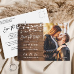 Carte Postale Rustic Country String Lights Photo Enregistrer la<br><div class="desc">Notre Rustic Country String Lights Photo Save the Date Postcard est la meilleure façon d'annoncer votre prochain mariage. Cette carte postale présente un design rustique charmant avec des lampes à cordes et un espace pour votre photo fiançailles préférée. Vous pouvez utiliser l'outil de design de Zazzle pour customiser ce modèle...</div>