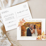 Carte Postale Rustic Fall Gold Floral Mariage Photo Merci<br><div class="desc">Cette carte postale de remerciement présente des fleurs d'aquarelle rustique et des citrouilles en orange brûlé,  or,  terre cuite,  bordeaux,  broussailleux avec l'herbe de pampas beige et marron. Pour une personnalisation plus avancée de cette conception,  cliquez sur le lien "customiser plus loin". Des articles correspondants sont également disponibles.</div>