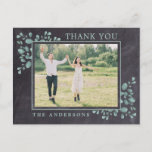 Carte Postale Rustique Chalkboard Green Foliage Merci photo<br><div class="desc">Envoyer des notes de remerciement à vos amis et votre famille de votre mariage avec ces cartes de remerciement rustique avec eucalyptus, photo moderne et cartes de remerciement. Customisez ces cartes de remerciement de mariage avec votre photo de mariage préférée, ainsi que le message personnel et les noms. Ces cartes...</div>