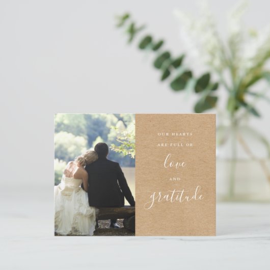 Carte Postale Rustique Kraft Script Mariage photo Merci (Debout devant)