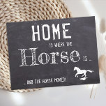 Carte Postale Rustique Nous avons Déménagé Cheval Animal de comp<br><div class="desc">Home is Where The Horse Is ... et le cheval a bougé! Laissez votre meilleur ami annoncer votre déménagement avec cette carte de faire-part émouvante pour cheval mignonne et drôle sur un motif rustique en ardoise de tableau. Personnalisez le dos avec les noms et votre nouvelle adresse. Cette faire-part équestre...</div>