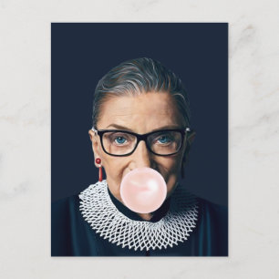 Carte Postale Ruth Bader Ginsburg souffler rose bulle gomme