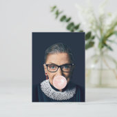 Carte Postale Ruth Bader Ginsburg souffler rose bulle gomme (Debout devant)