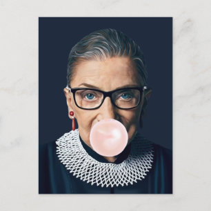 Carte Postale Ruth Bader Ginsburg souffler rose bulle gomme